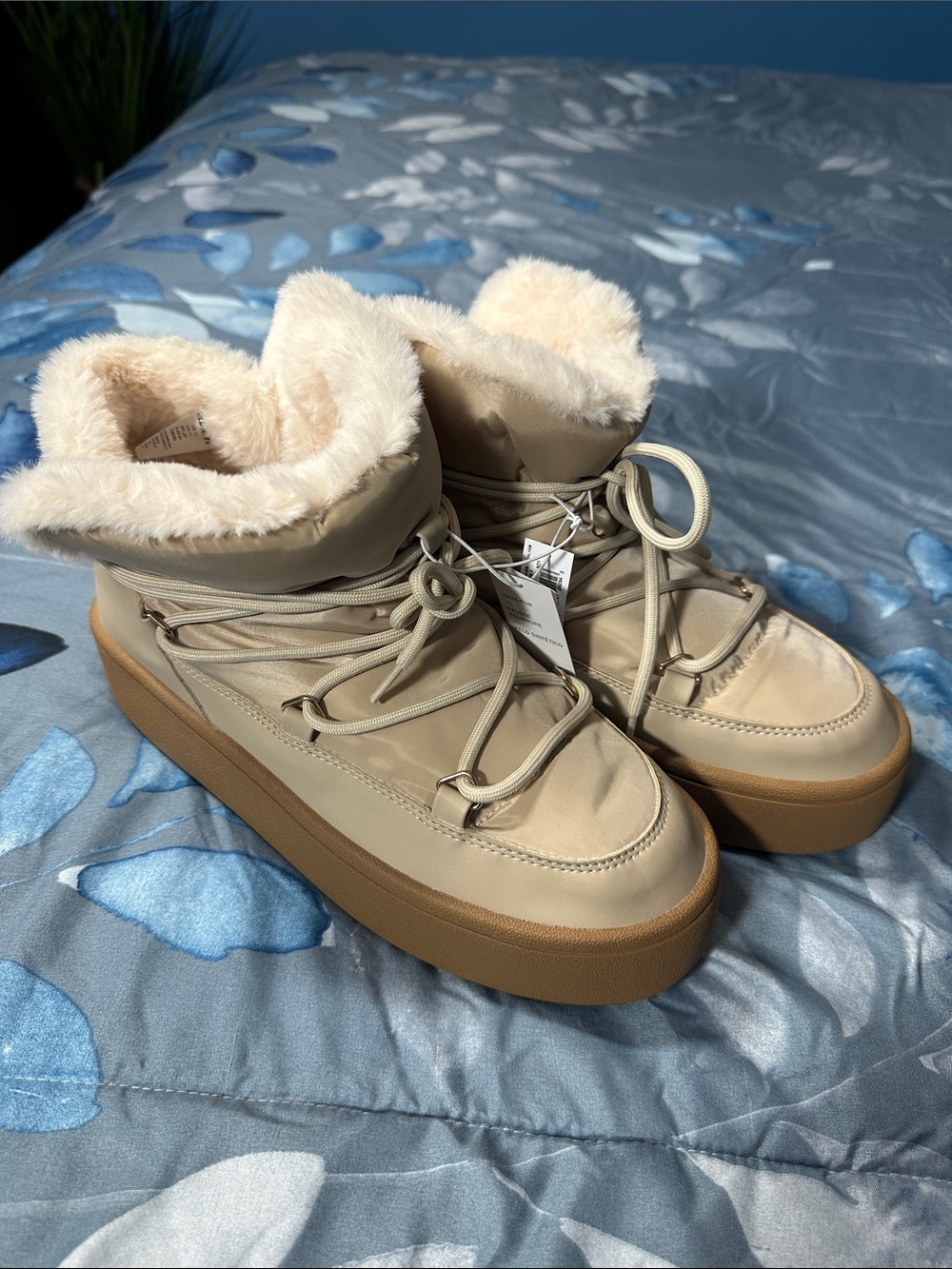 NWTS Women’s Old Navy Beige Faux-Fur Trim Winter Lace-Up Boots Sz 11